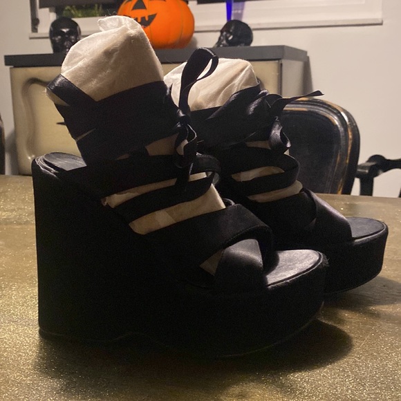 Black satin platform shoe with satin laces - Picture 4 of 6
